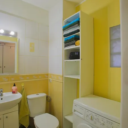 Sunny Seaside In Area Close To Pet Friendly *
