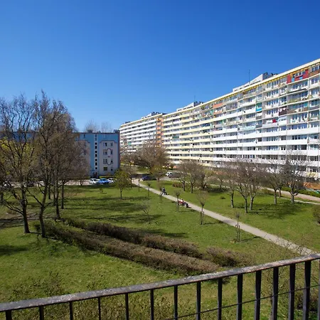 Sunny Seaside In Area Close To Pet Friendly Apartment *